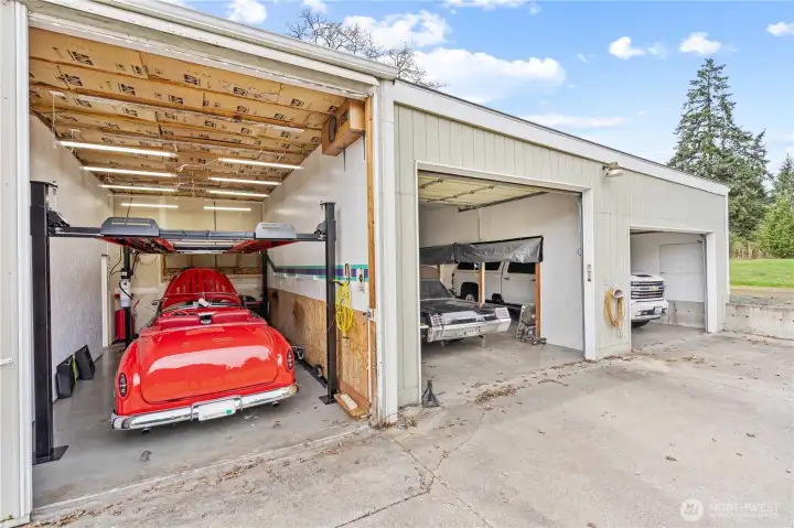 Car lift included, Cars are not