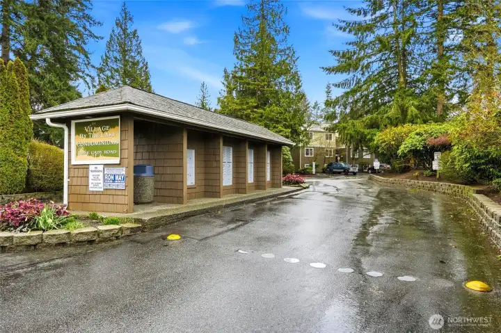community entrance-mailboxes are located here which is super convenient