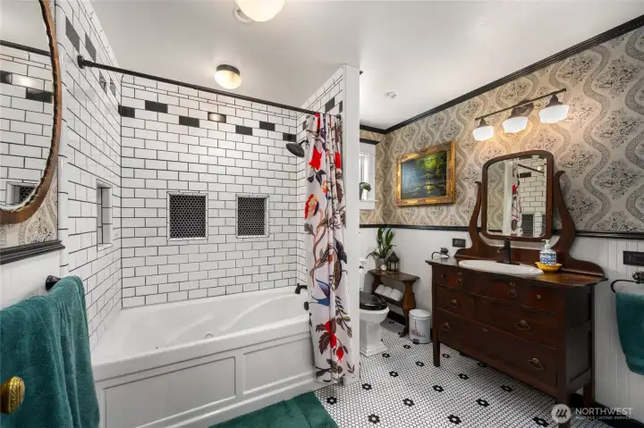 Full bath upstairs...