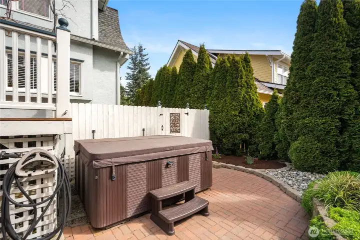 Working hot tub stays!