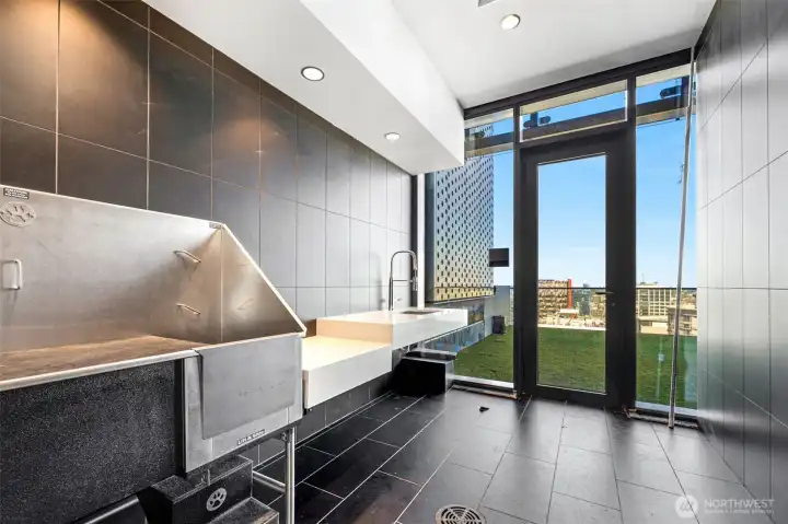 Pet washing/relief unit on top floor!