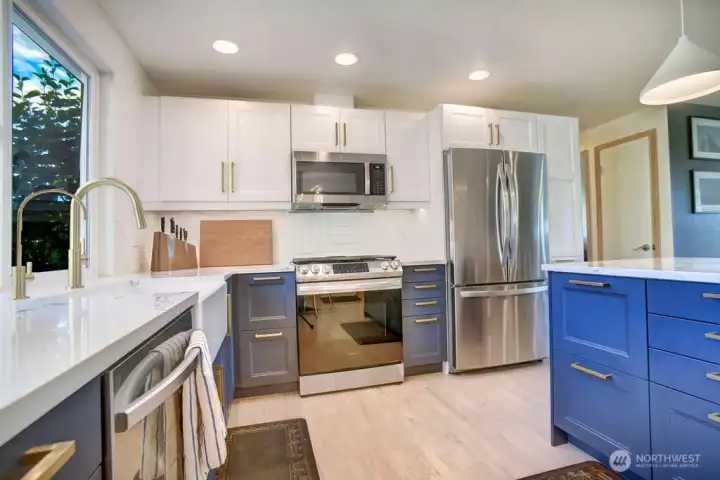 Gas range with cooktop and full suite of SS appliances