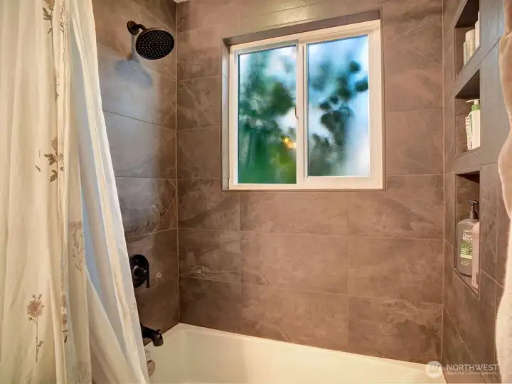 Custom inset tile work in the full bath tub