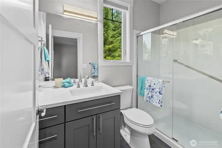 2nd Bedroom en-suite bath room