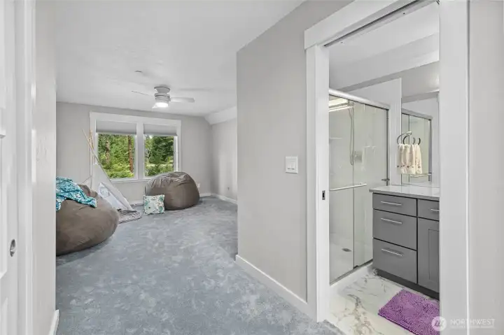 Upstairs bedroom with en-suite bathroom