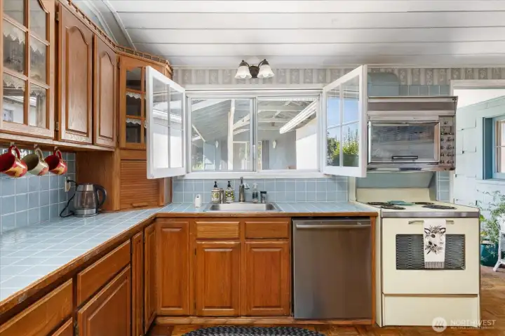 The kitchen window faces a little garden area, and into the carport area. The kitchen window faces a little garden area, and into the carport area.