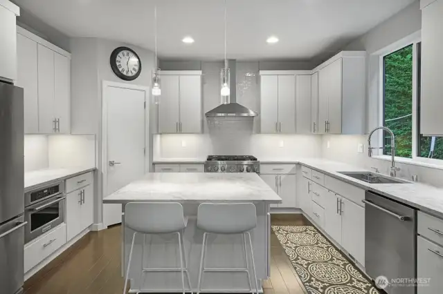 Large Walk-In Pantry & 6-Burner Stove with Wi-fi Convection