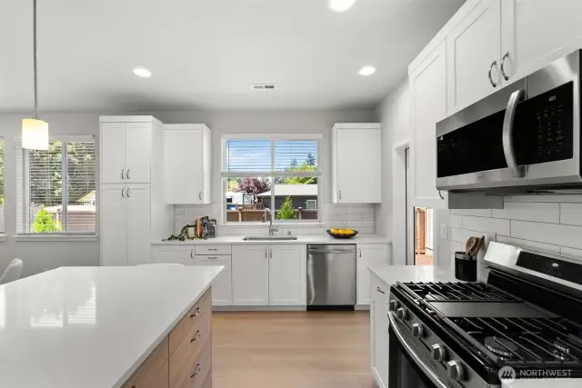 The gas range cooktop makes meal preparation fast and effortless—something every home chef will appreciate.