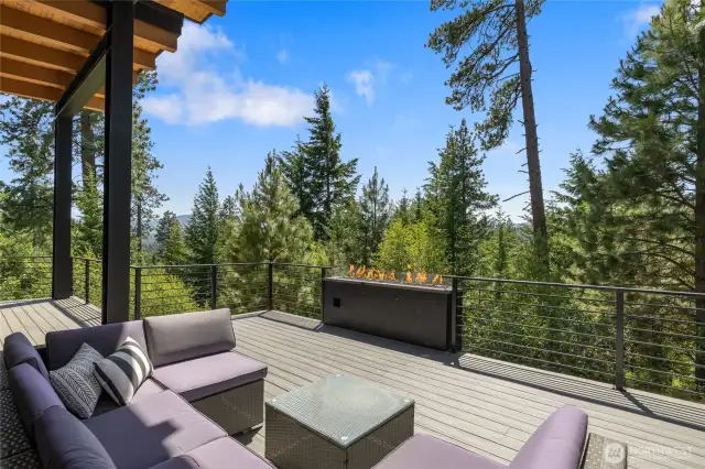 Lounge outdoors and enjoy the ambiance of the fire-table.