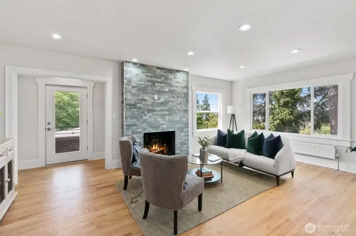 Main House:  3 bed/2bath (approx 1380 sqft).