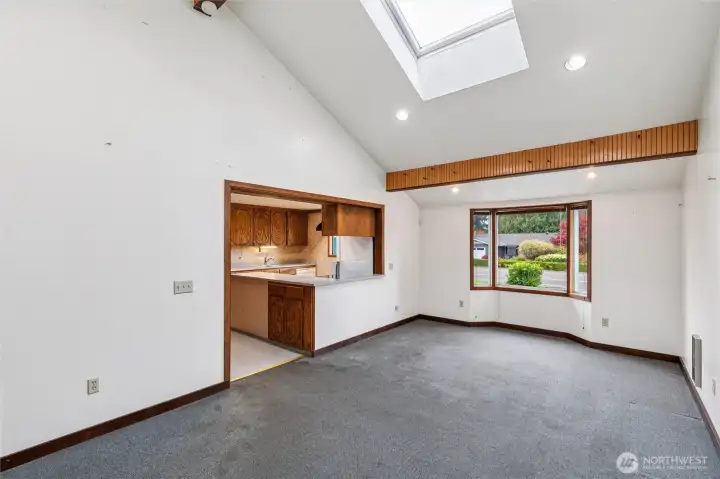 Dining room w/ extra space