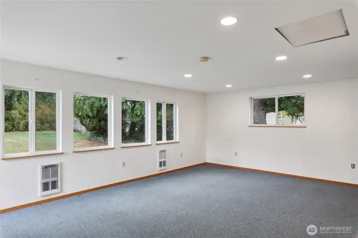 Extra finished room w/ large windows, cabinets & plenty of lighting