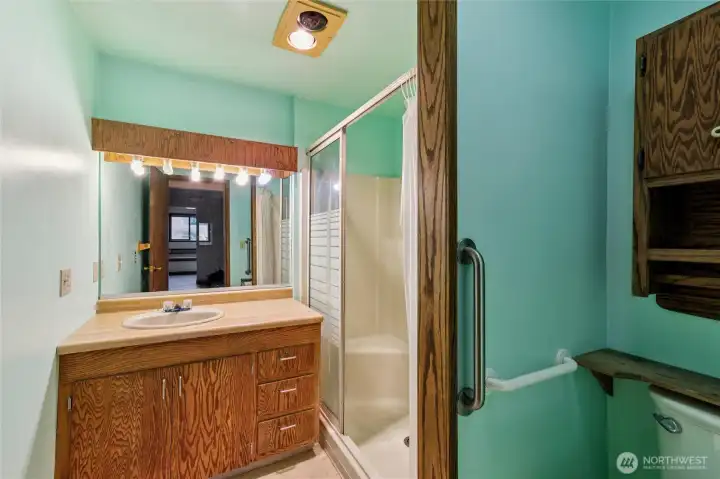 Main bath - located off living room - Sits in-between both bedrooms
