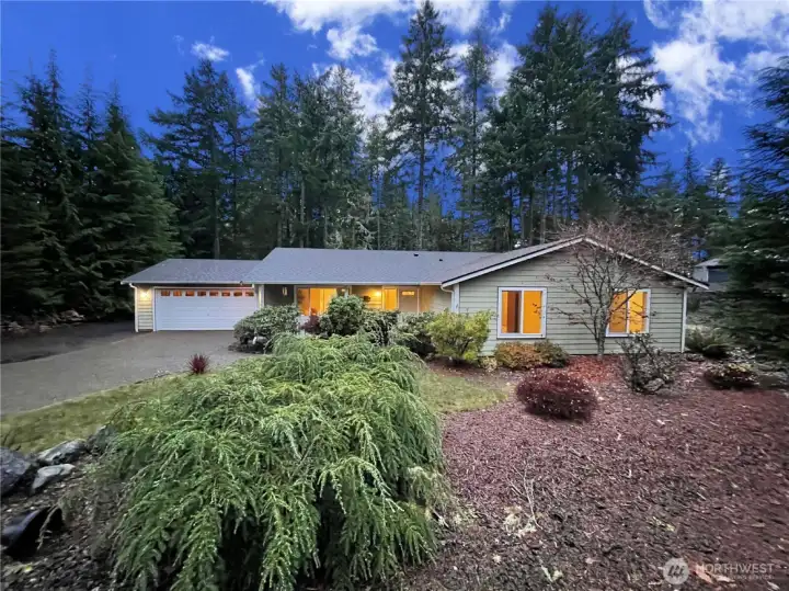 Experience one-level living in active Alderbrook community! Enormous driveway and this large parcel welcomes guests for gathering and entertainment fun.
