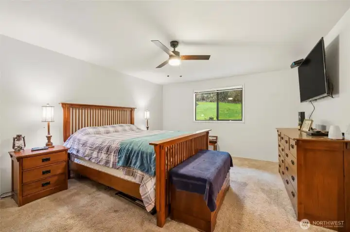 Spacious primary room with ample space, offering comfort and flexibility for a variety of furniture layouts.