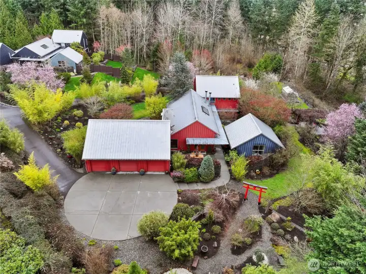 Welcome to your estate in Tate's Orchard - an architectural delight!!