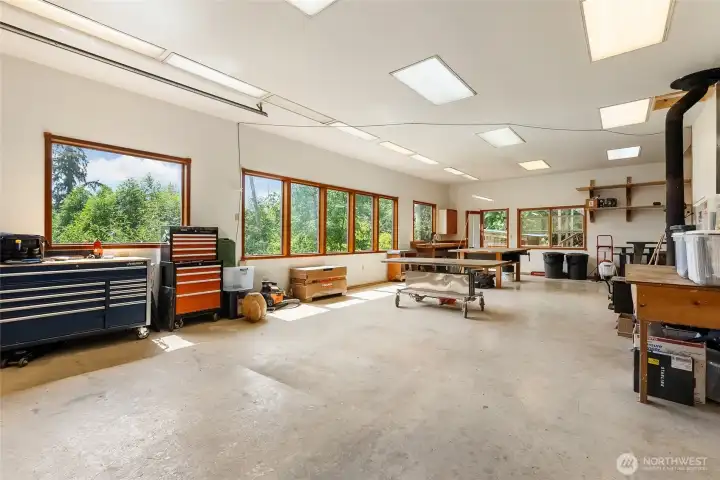 The huge 1285 sq' garage has space to be used as a workshop, car parking, or artist's studio. Note the west-facing windows The huge 1285 sq' garage has space to be used as a workshop, car parking, or artist's studio. Note the west-facing windows