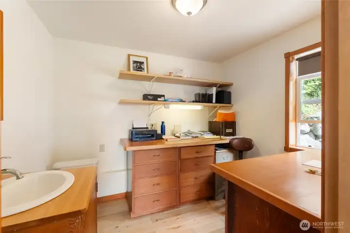 Office/ bathroom Office/ bathroom