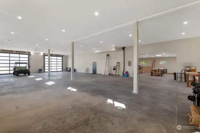 4784 SF garage with 1/2 bath,