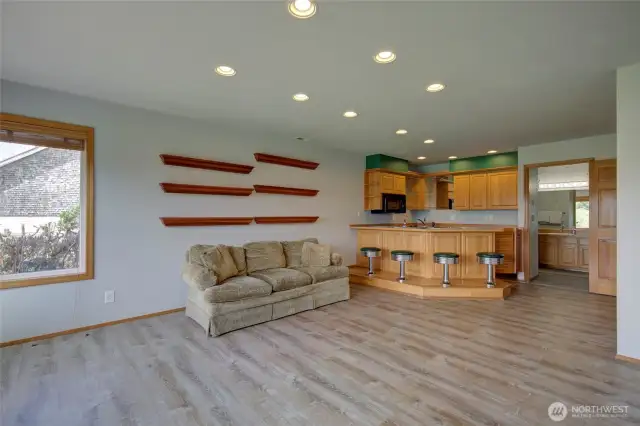 Large bonus/family/rec room, with its own diner style kitchenette!