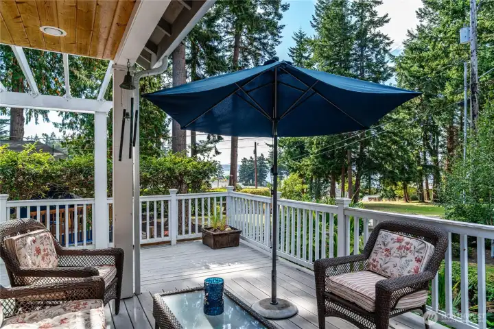Full length entertaining deck.