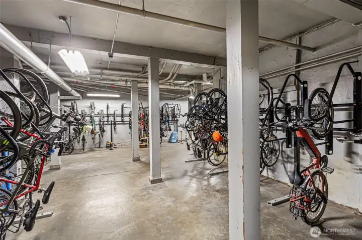 With a Walk Score of 98, a Bike Score of 89, and a Transit Score of 76, this location is a true Capitol Hill triple threat. Whether you're cycling to work or strolling to dinner, Garden Court supports your car-free lifestyle with secure community bike storage and unbeatable urban convenience.