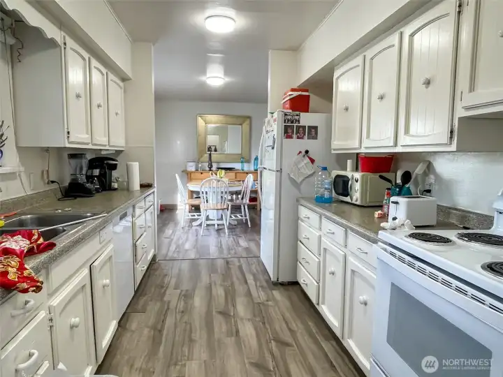 Single family with spacious kitchen, light and bright spaces.