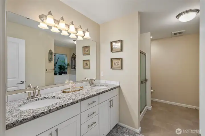 Ensuite in the primary with loads of space!