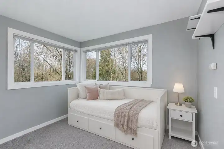 This AI digitally staged photo demonstrates the 4th bedroom downstairs. Sellers have just move their furniture from the home.