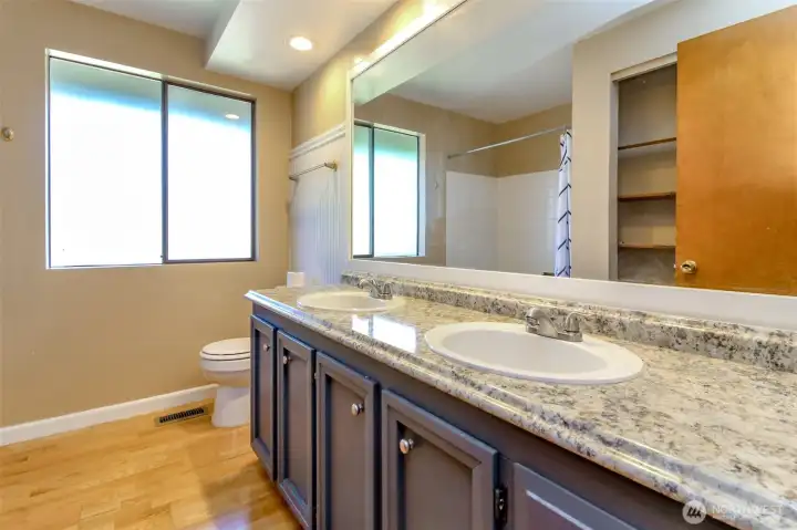 Full bathroom. Full bathroom.