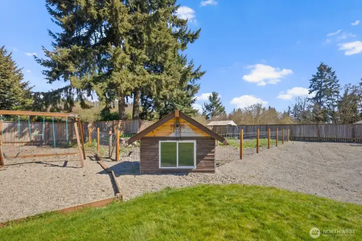 Custom built Dog Mansion with Radient heating from the roof and running water thats plubmed so your dog gets consistanlty fresh water!  So easy!