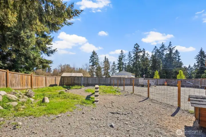 Look at this dog playground!  Your pups will be living the luxurious lifestyle with that run and it is fully fenced and its protected with an electric fence!  Dont miss the dog feed station that self filling!