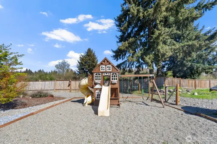 The family will be happy with this sturdy playground that is on your own property!  There is even extra soft pebbles so they wont get hurt easily!