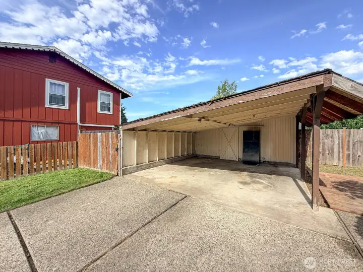 Carport and lots of parking