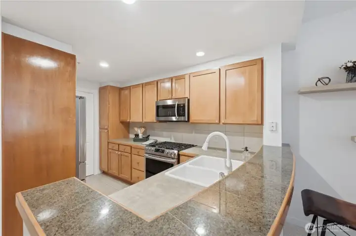 Wonderful kitchen with gas cooking, plenty of counterspace for the serious cook, new hardware & stainless steel appliances plus eating bar for casual dining & entertaining. Wonderful kitchen with gas cooking, plenty of counterspace for the serious cook, new hardware & stainless steel appliances plus eating bar for casual dining & entertaining.