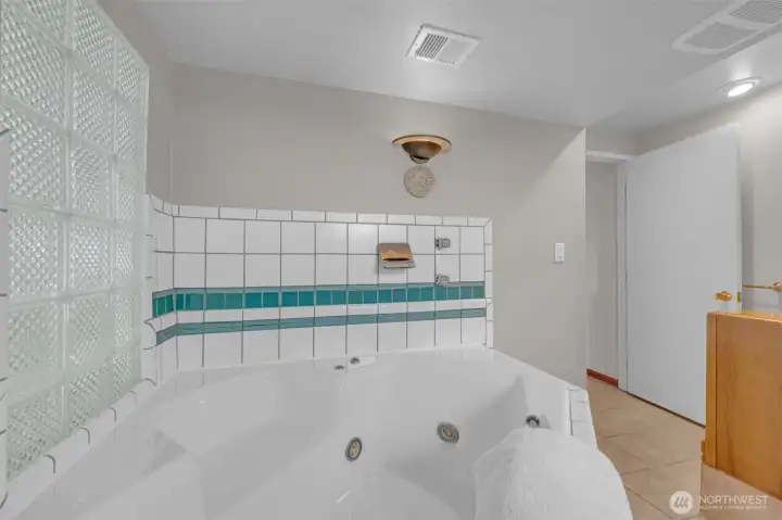Another view of the full bath with a jetted tub.