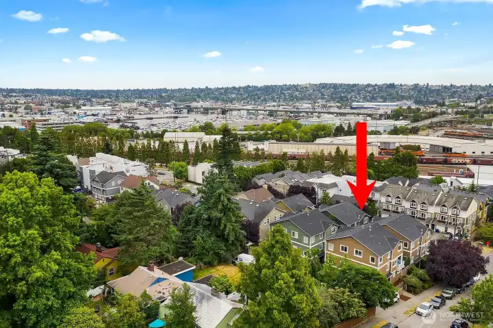 This townhome has great access to bus lines for Downtown.  Easy commute to Ballard.  Convenient to Ballard Locks, Discovery Park, the Burke Gilman and Elliot Bay biking/walking trails.