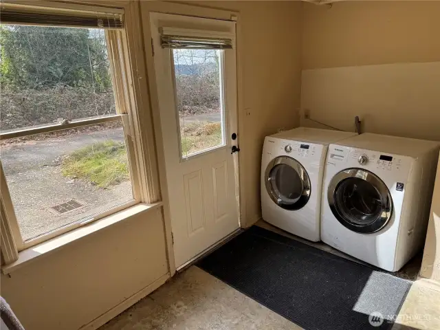 LOWER LAUNDRY