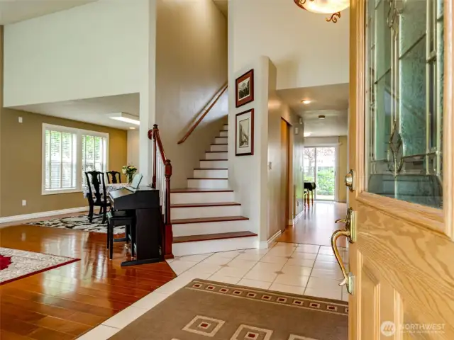 Entry, vaulted and spacious.