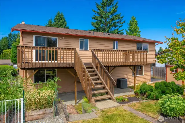 Entertainment size back deck.