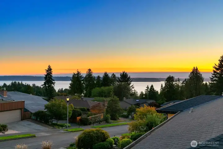 The neighborhood and street enjoys wireless views!