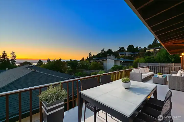 The large view deck looking NW. Virtual staging.