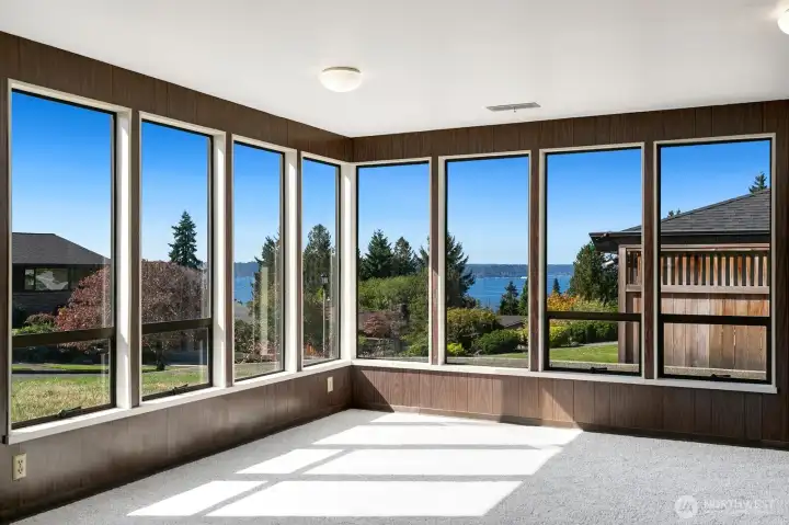 Lower family room without virtual staging.