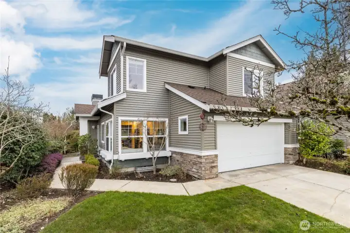 Welcome home to this beautiful end unit condo in Siena at Lakeland!