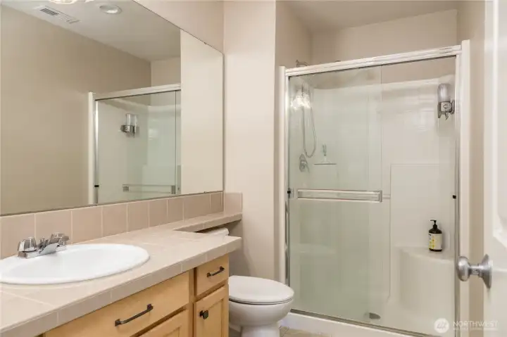 Pristine upstairs hall bathroom has been barely used and remains in like-new condition