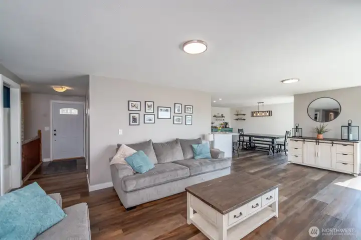 Well fitting Laminate Hardwood flooring throughout!