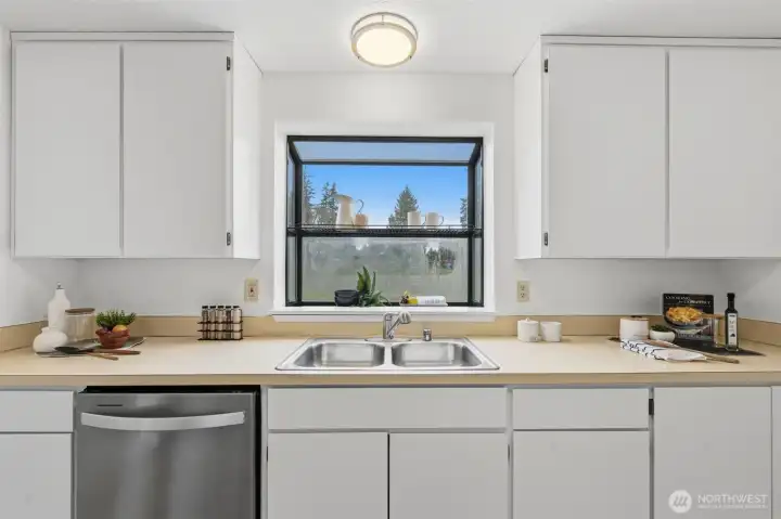 Plenty of space in this kitchen.