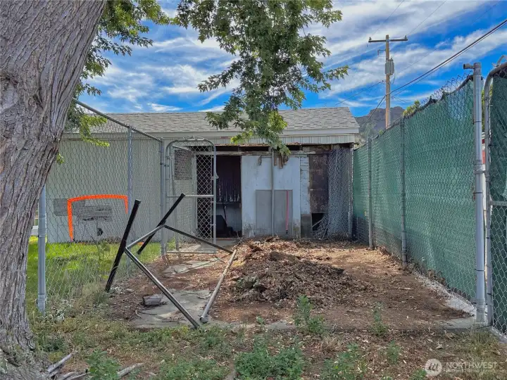 Partially fenced area in backyard for potential dog run/kennel