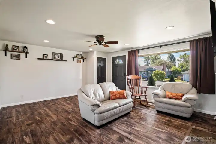The oversized living area allows plenty of room for everyone! The oversized living area allows plenty of room for everyone!