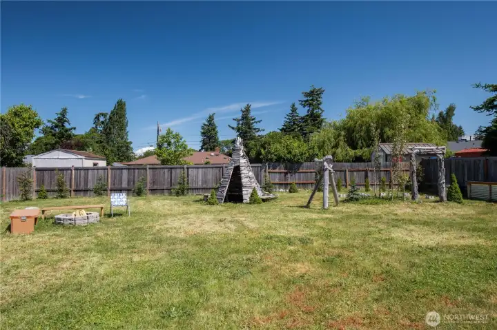 Little 'works of art' adorn the back area. The archway to the right is perfect for climbing flowers! Little 'works of art' adorn the back area. The archway to the right is perfect for climbing flowers!